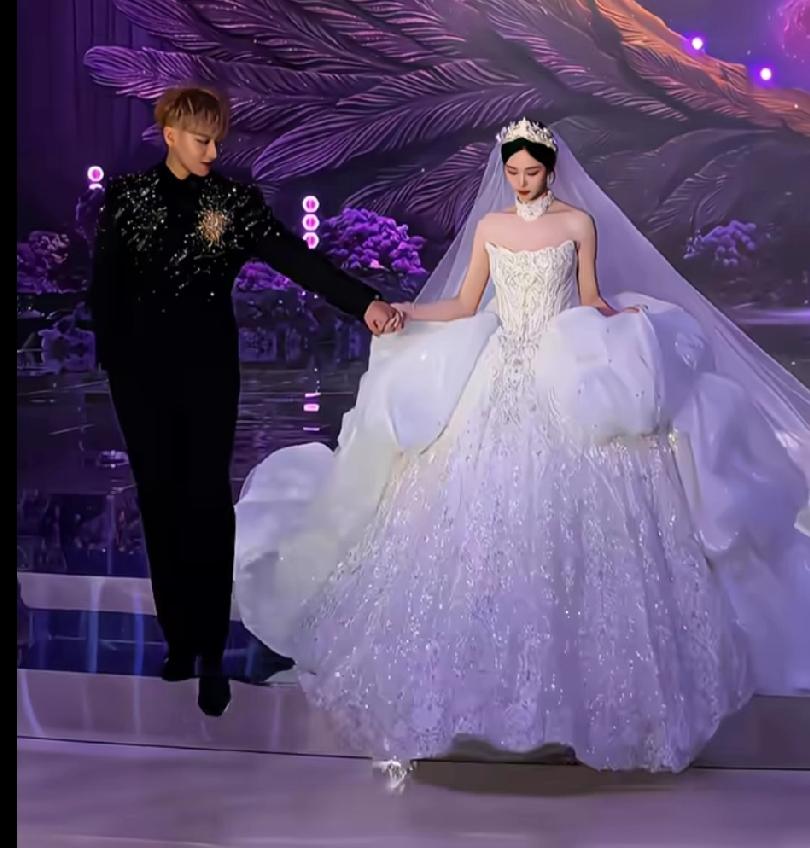 谁说的黄子韬和徐艺洋的婚礼不高级，就是因为黄子韬的这一头黄毛显的，感觉也挺合适的