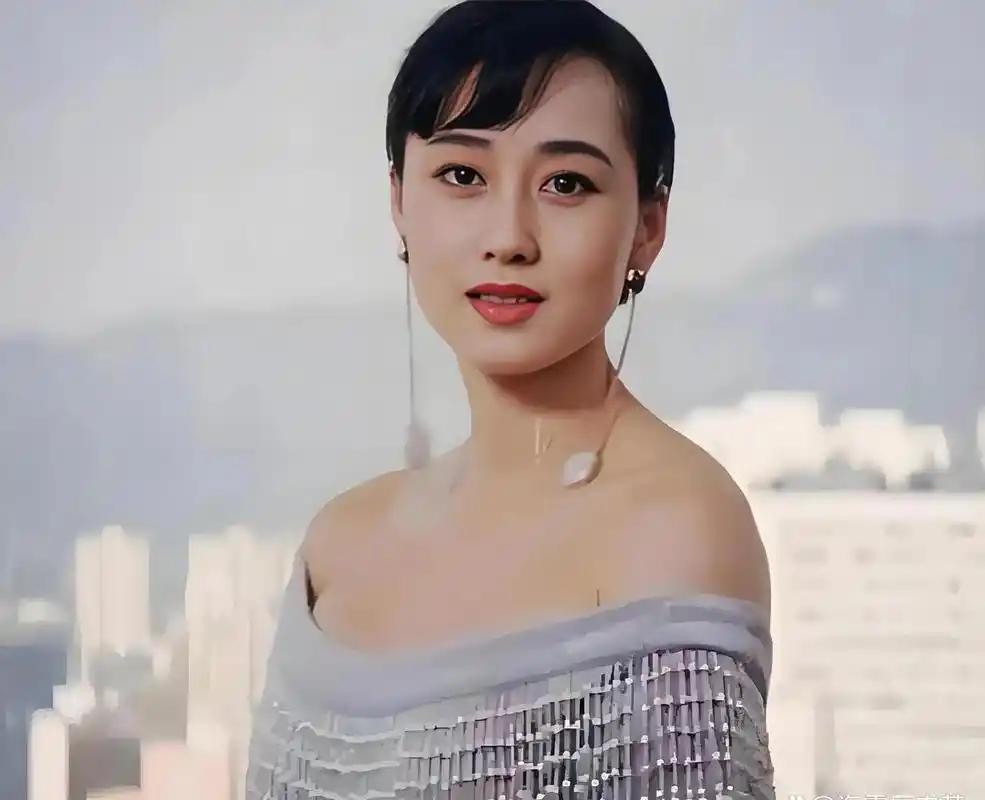 被梅艳芳刻意调侃，遭周润发片场暴力对待，撞碎玻璃险些毁容，慈善晚会被曾志伟当众砸