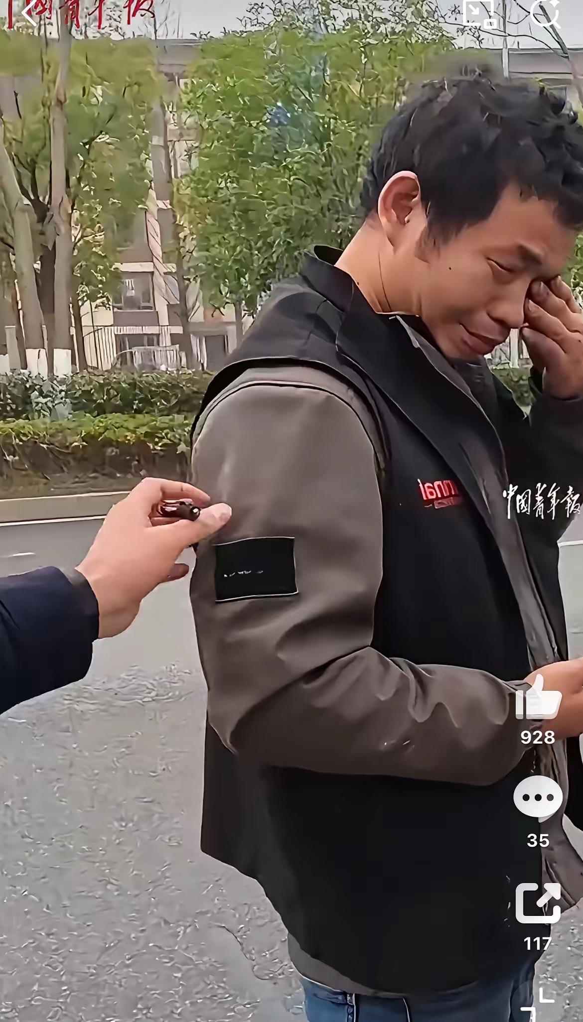 湖南一违章面包车被交警拦下，交警准备罚单，因为随口问一句过年怎么还拉货，司机破防