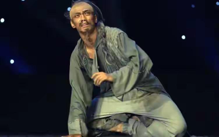 老胡说的“体面”是什么？

体面是孔乙己脱不下来的那件，油腻又破旧的长衫!

体