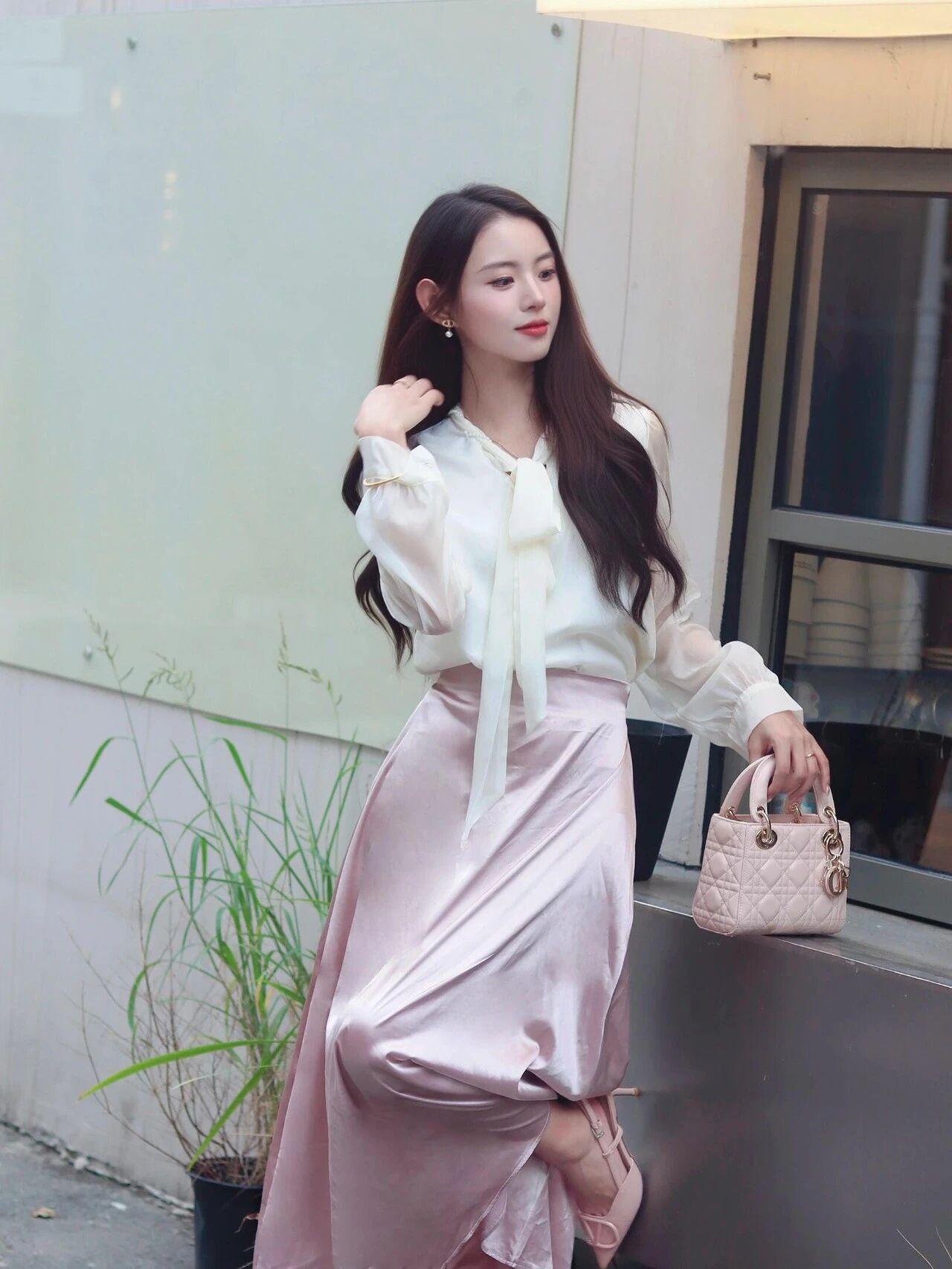 《春日私语》
阳光穿过梧桐叶的间隙，在浅灰墙面上投下跳跃的光斑。她站在爬满常春藤