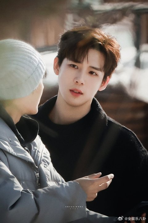 王安宇被电线抽了一嘴巴子看到王安宇被电线抽到真的好心疼，他拍戏一直都特别敬业，不