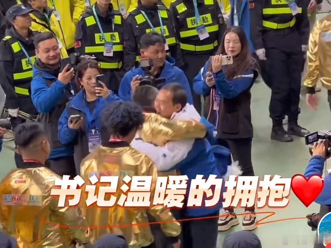 永州市委书记与球员拥抱被举高高我注意到一个细节，面对球员递上来的奖杯，书记没有接
