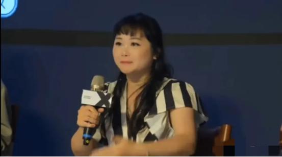 一台湾绿营女在谈到为何不愿与大陆统一时是这样说的：“你看香港刚回归那时候，大陆的