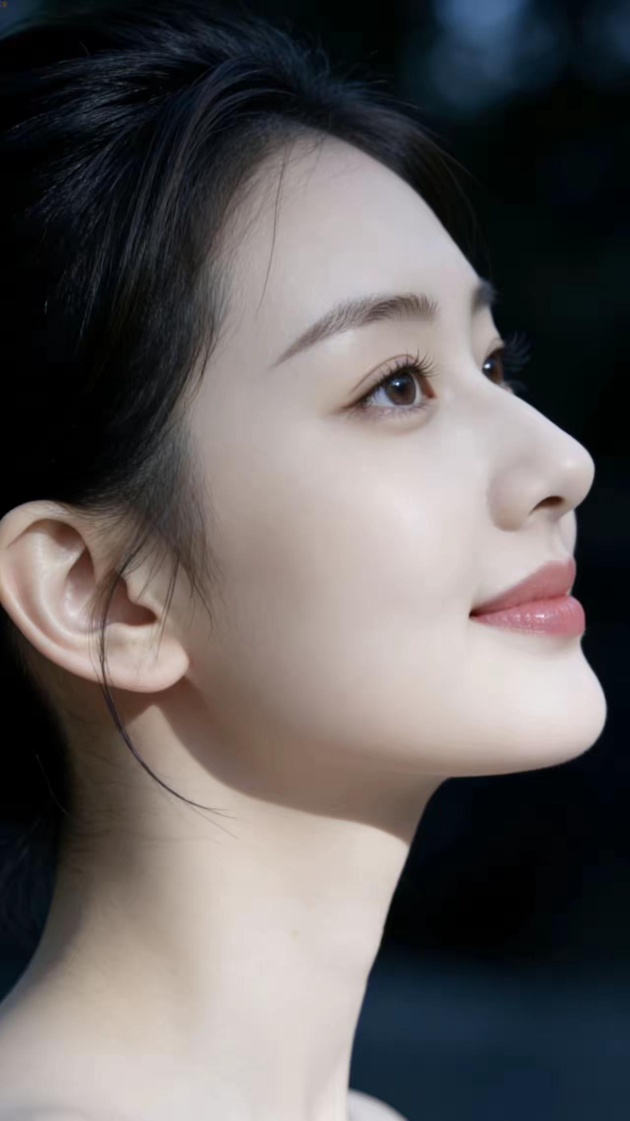 这位美女侧脸好温柔啊。