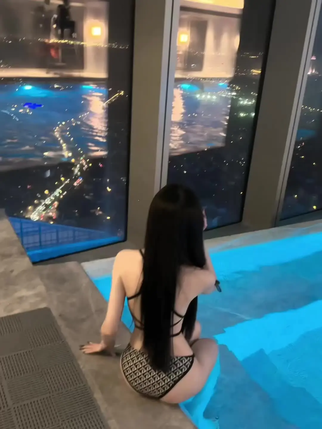 背影 正常泳装穿搭无不良引导