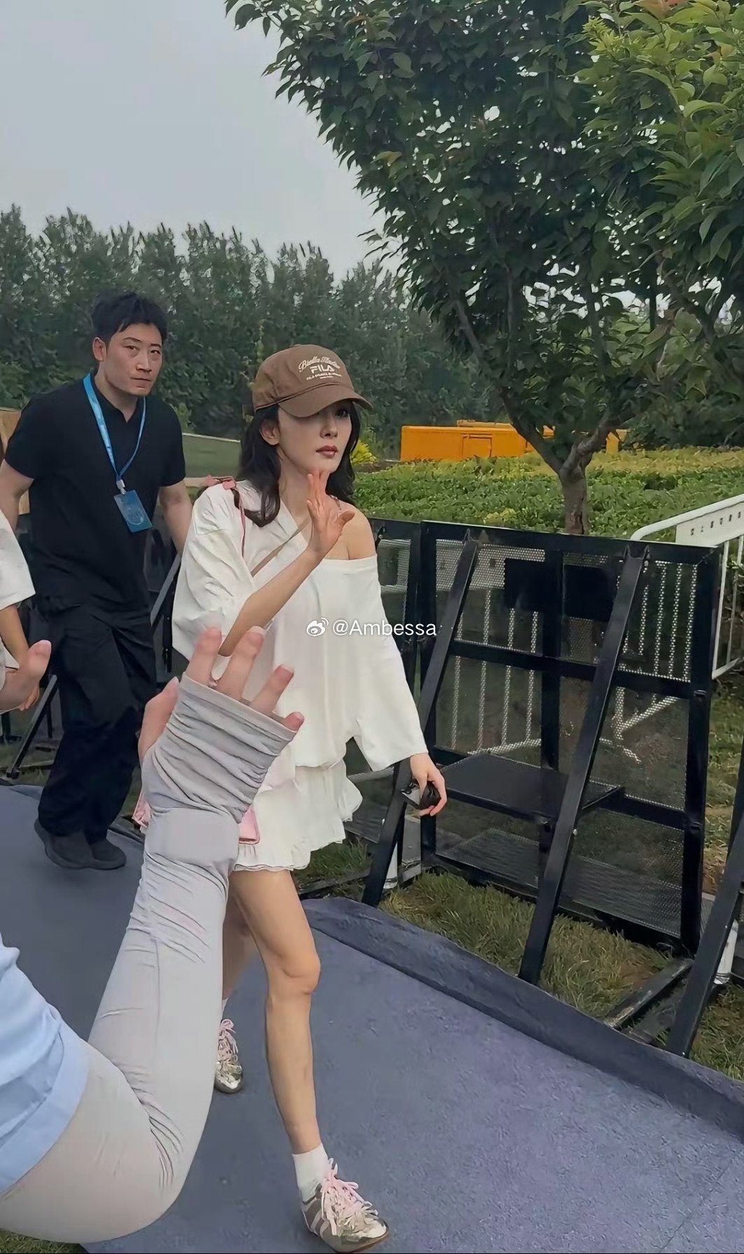 杨幂真人比镜头里好看太多，体态绝佳，气质干净舒展，状态好到让人惊艳。 