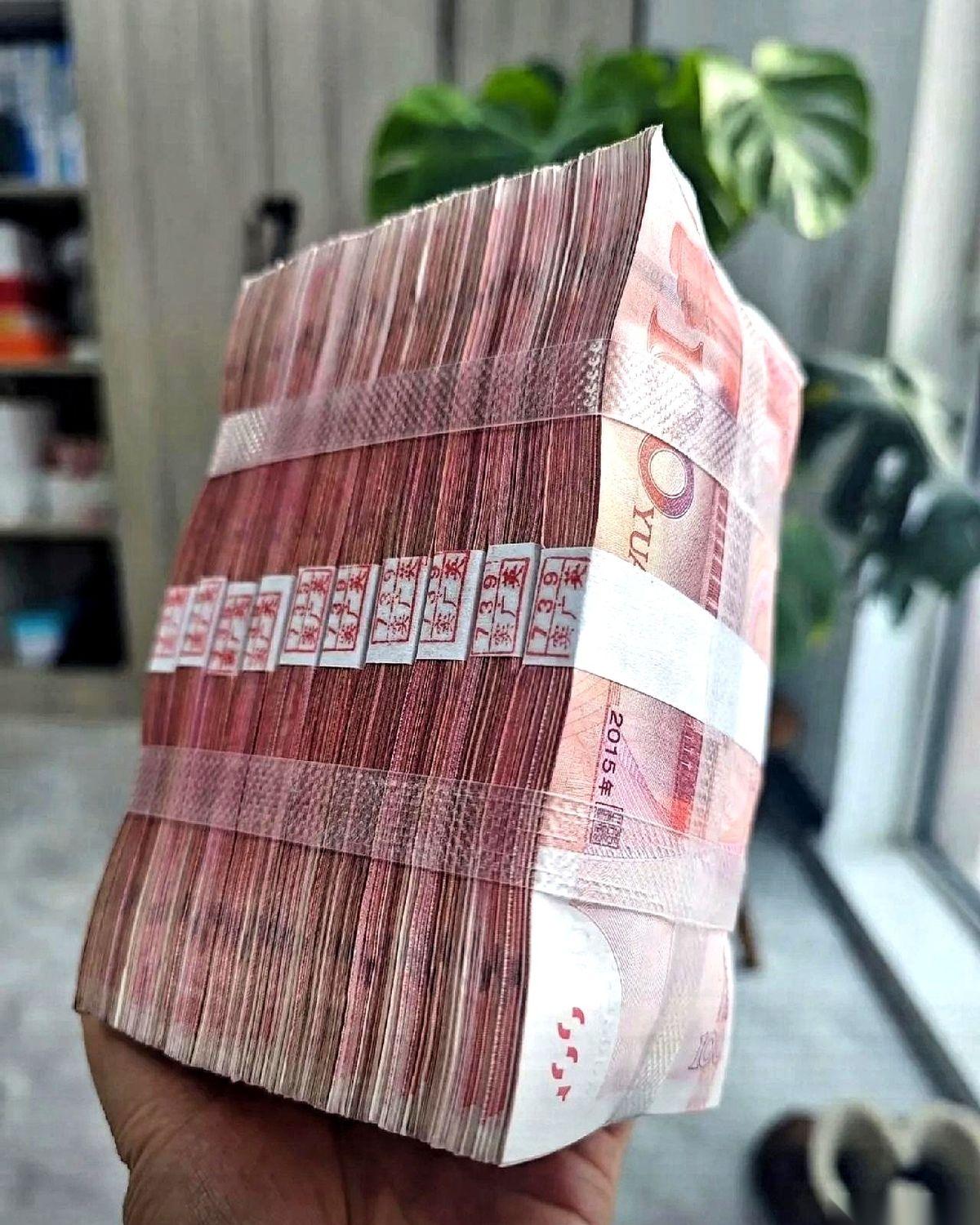 我一哥们儿，前年拿着攒了小十年的15万，开了家奶茶店。
现在，他在送外卖，还债。