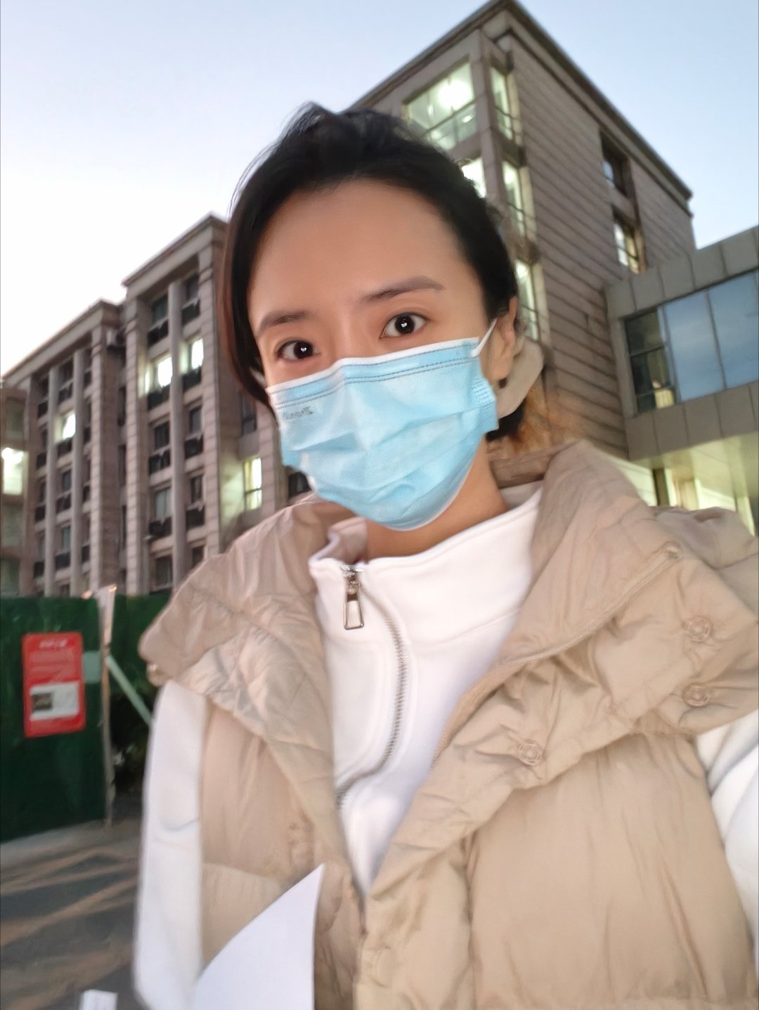 我在医院取药，正常流程是～医生:叫什么名字啊？我:吴梦琪医生抬头:小师妹？？我: