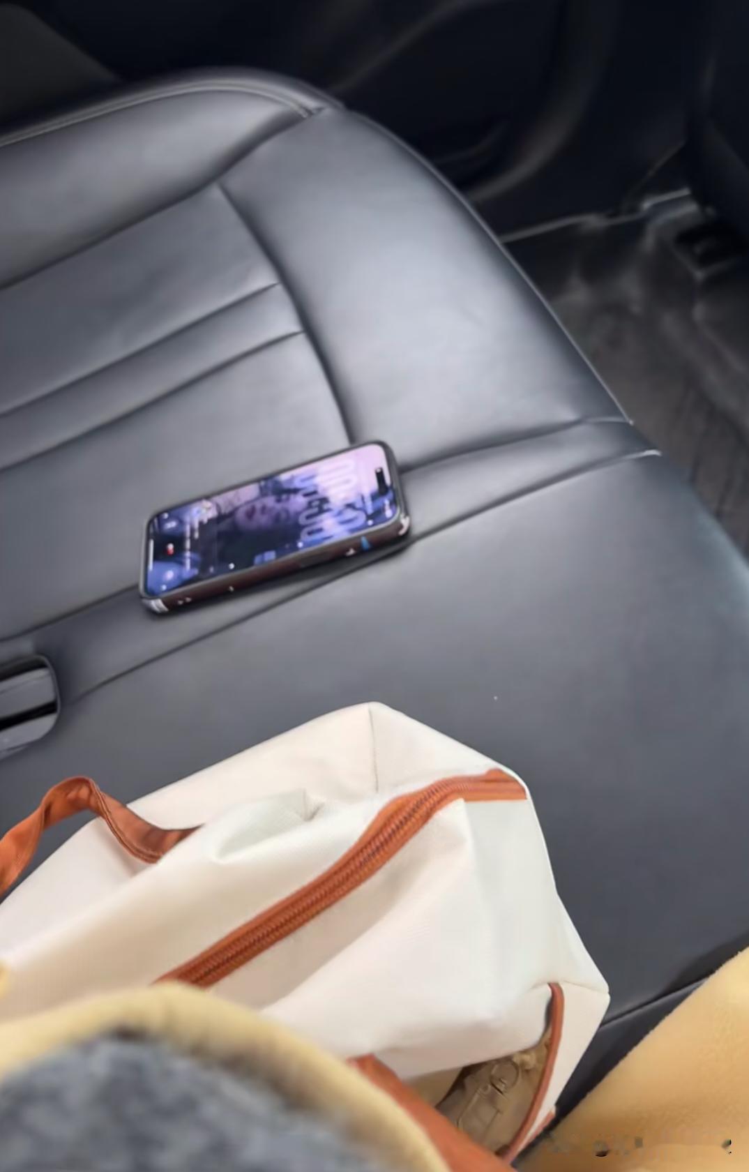 手机丢了一定不要打微信视频！！
今天打车上车后，后座发现上一个乘客手机落下了，司