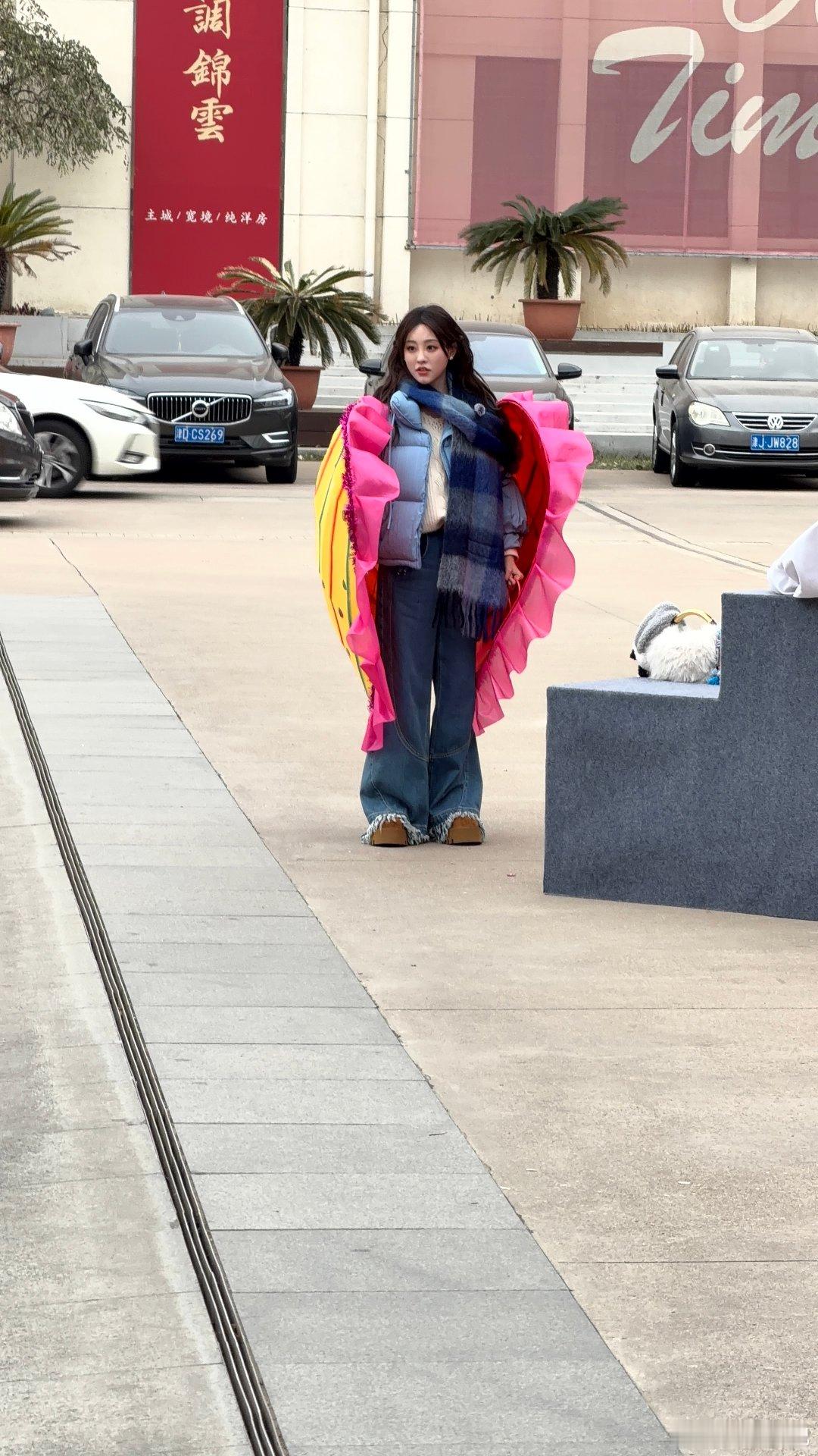 周五晚高疯天津街头偶遇《周五晚高疯》录制，这群人的穿搭直接突破想象，笑到走不动路