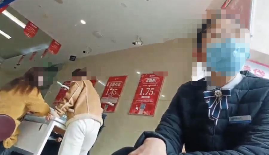 河南三门峡，女子为了给孩子积攒大学学费，五年间分三次在当地一家银行网点存入14万