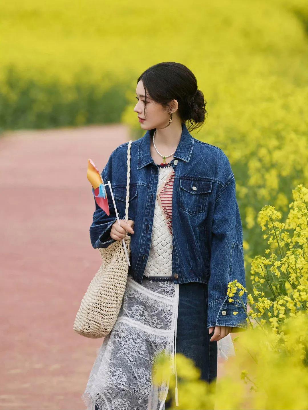 林允油菜花田穿搭，直接抄作业！
 
春天去油菜花田，就该这么穿！🌼
林允这套太