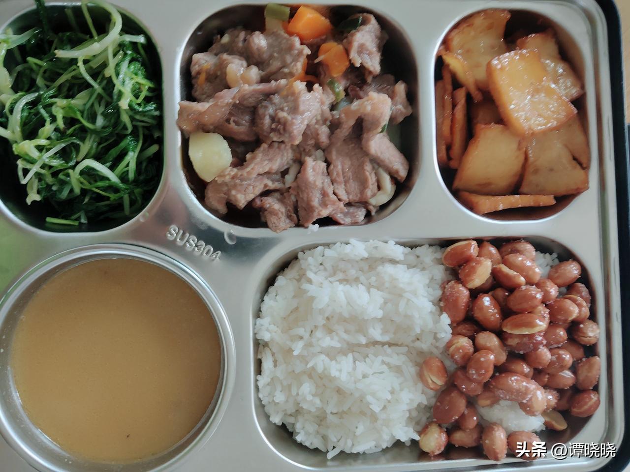 民以食为天，每天的一日三餐都不能马虎。今天做了一个好久没有做的罗宋汤，炒了花生米