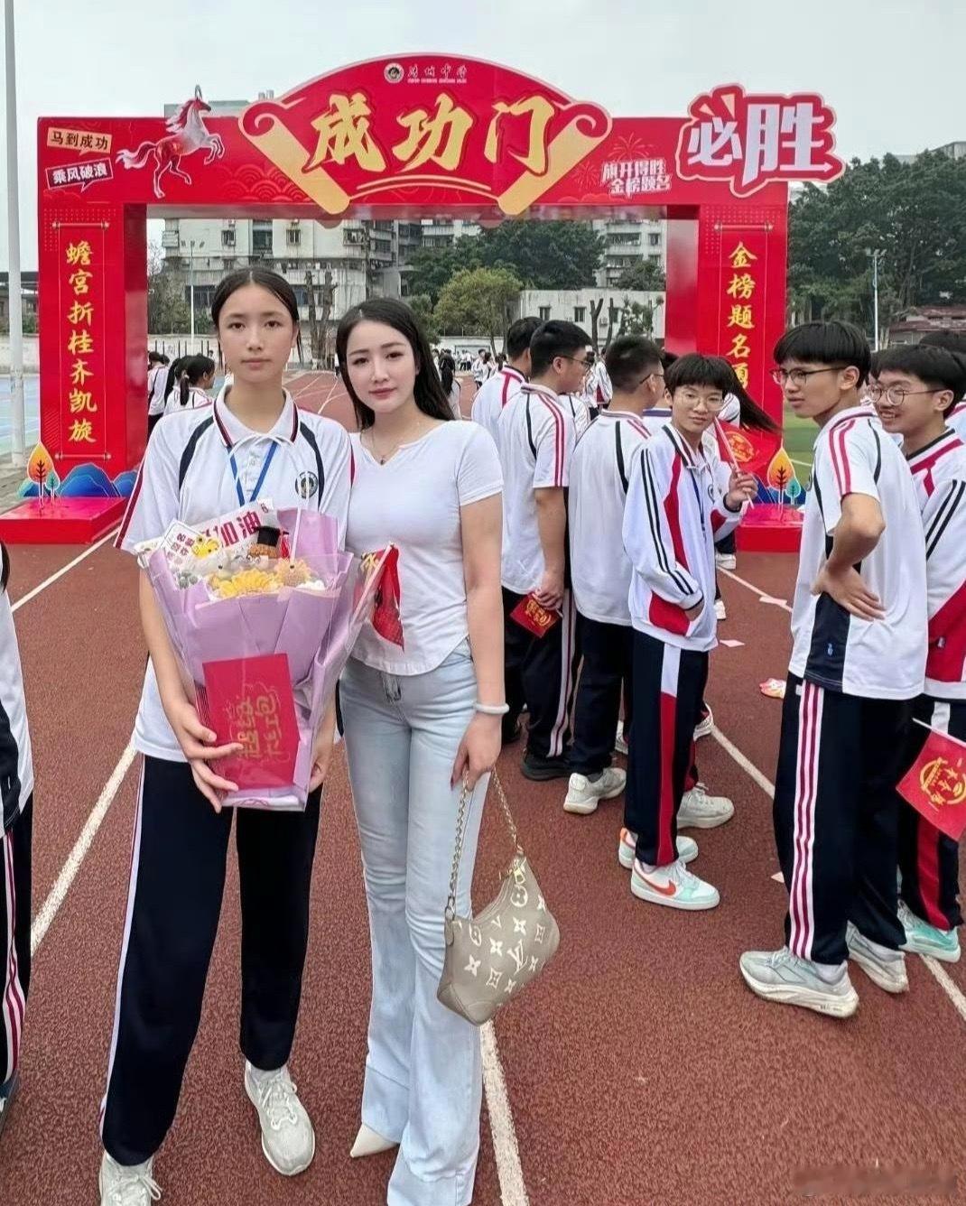 最年轻的妈妈没有之一 站在一起谁分得清谁是妈谁是娃 