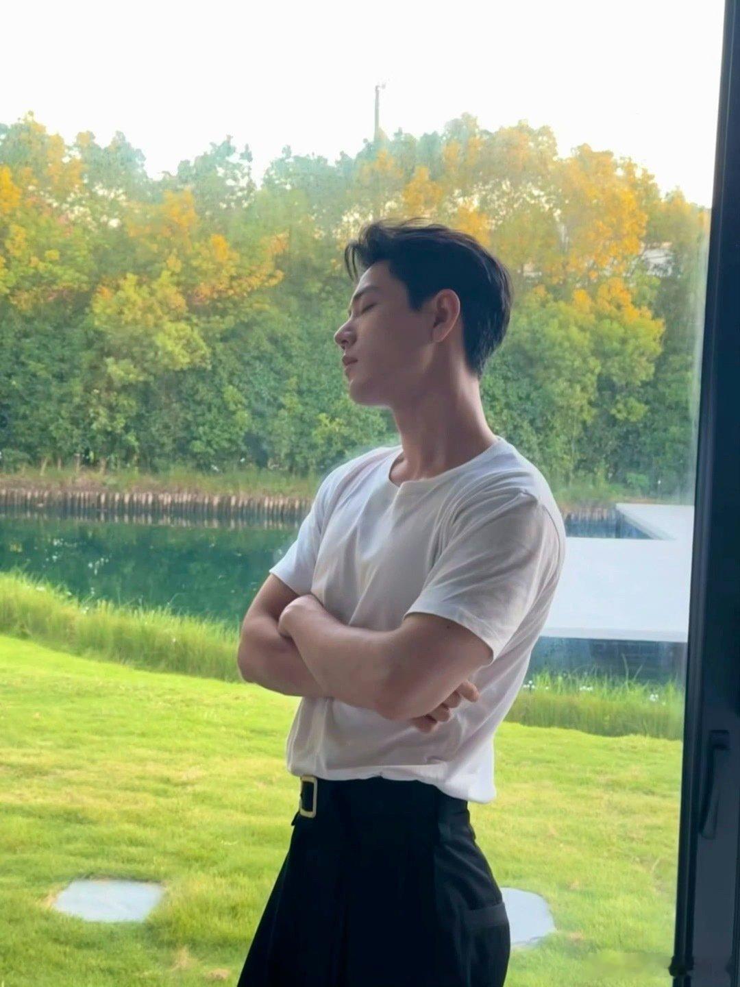 肖战今天是我关注超话的第2000天，希望能继续伴你一路前行～ 