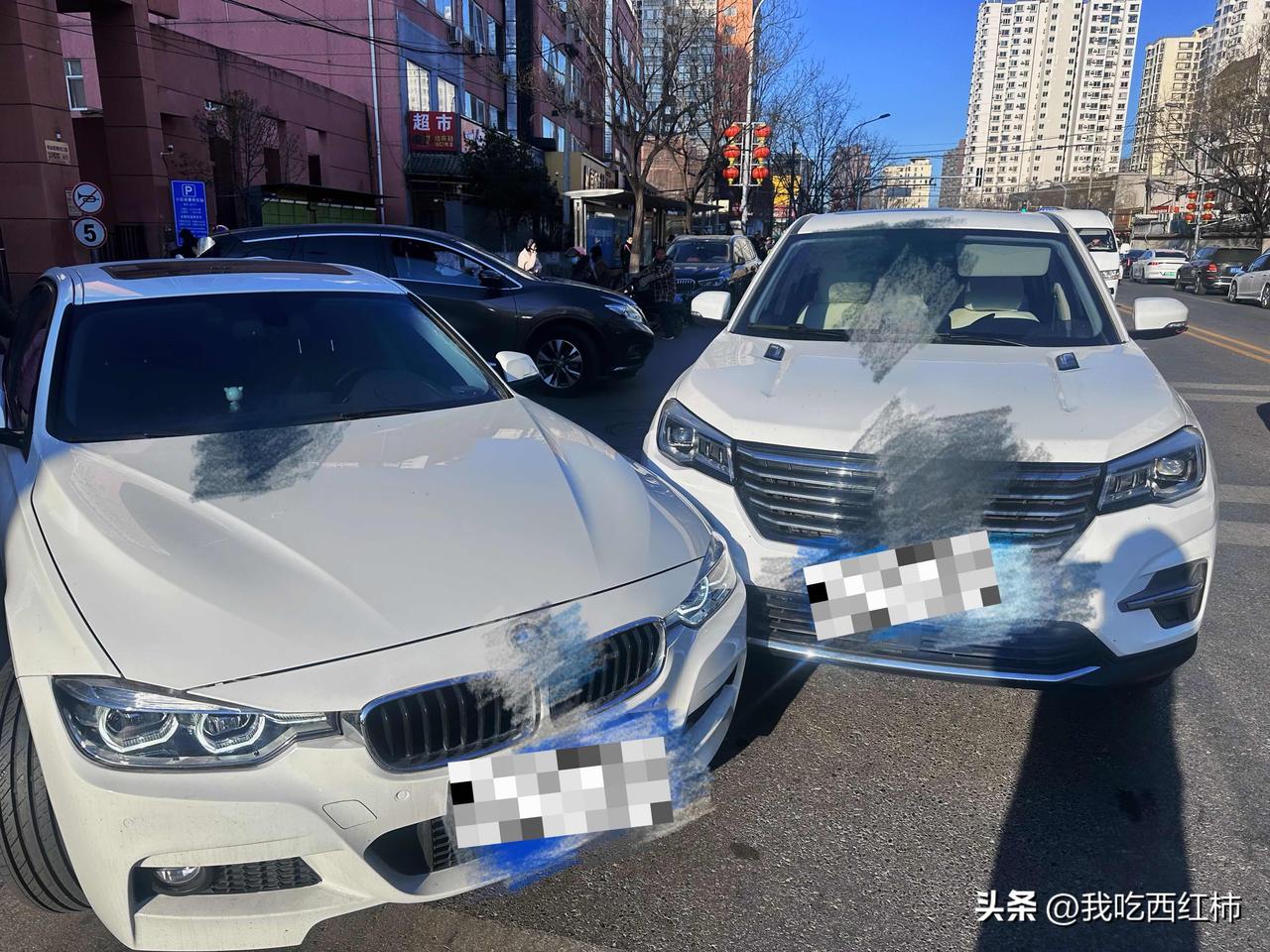 我和69岁老太太撞车了
早上那条路从没这么堵过。心里正嘀咕车该年检了，突然“砰”