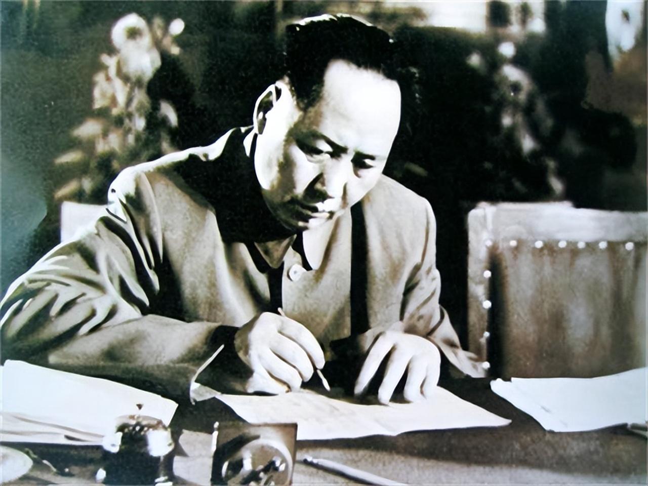 1950年1月，新中国宣布要收回外国在东交民巷的“驻兵权”，然而以美国为首的一些
