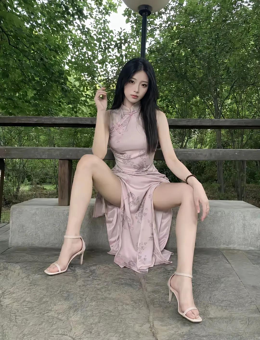 小白脸我养不起，
渣男我又降不住，
精神小伙我又干不过，
那就只剩下大叔了。
但
