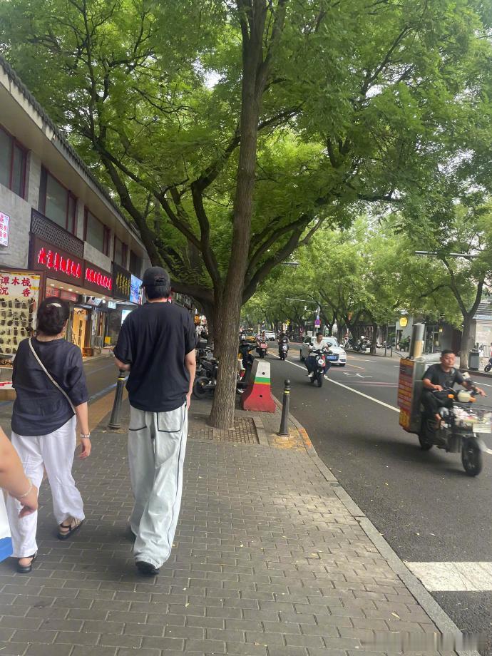 刘宇宁北京逛街被偶遇 北京偶遇刘宇宁，这么长长长~~一条人[允悲] 北京偶遇刘宇