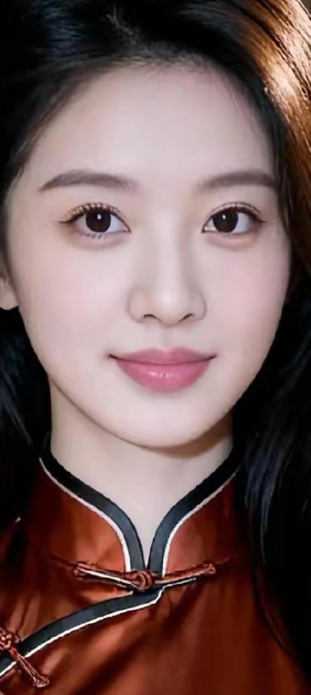 红衣少女，温婉动人，古典韵味十足。