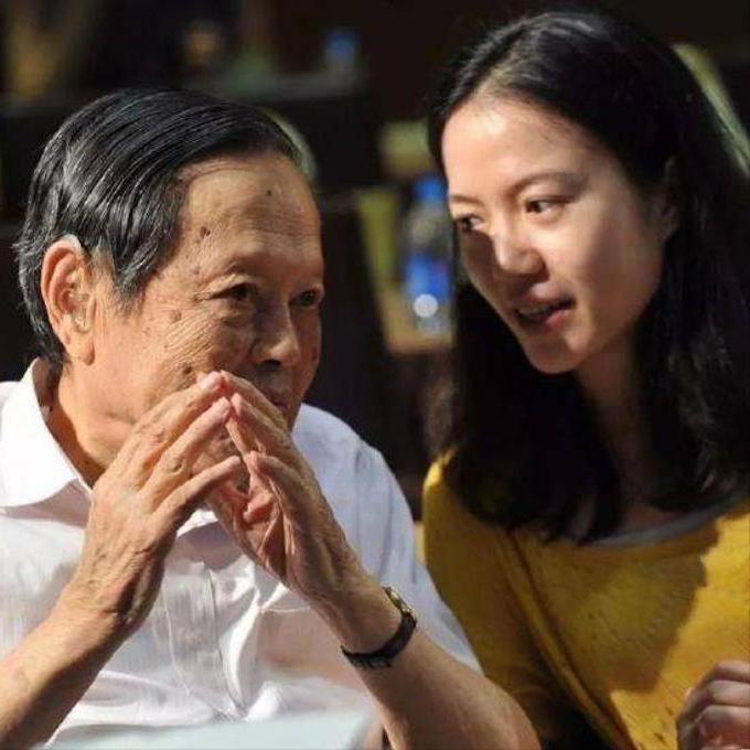 主持人，杨澜，问翁帆，杨振宁先生的大半生，你都没有参与，无论是他的成就，还是他与