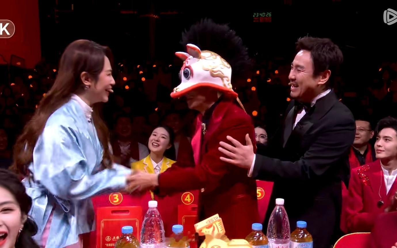 春晚本来等零点都快睡着了，一看小撒又带上了生肖帽子又不困了，今年是马年生肖帽，旁