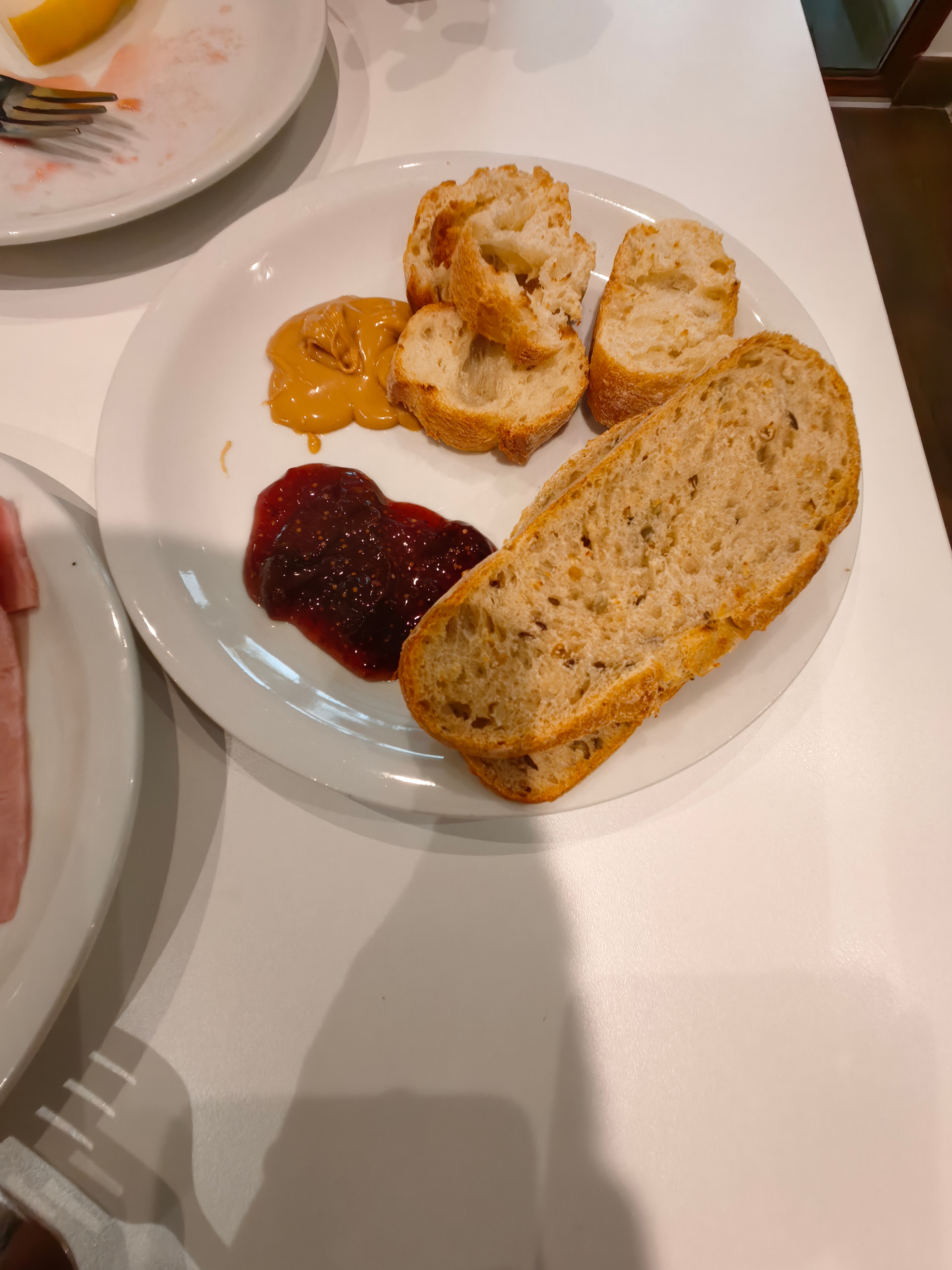 酒店早餐还是没有绿叶蔬菜，差评。我们昨天在超市买的生菜和红彩椒没吃完，还剩一半，