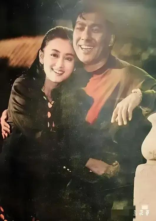 陈红和朱时茂，真正的俊男美女。
1993年，由陈红和朱时茂主演的电影《雾宅》海报