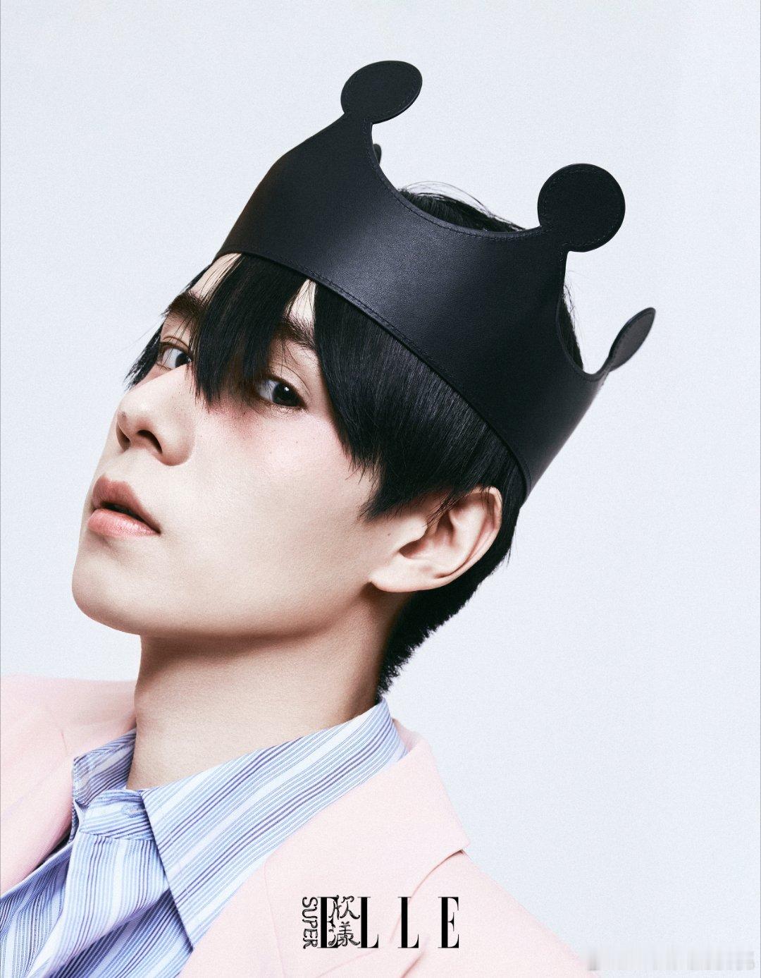 胡一天身穿 BALENCIAGA 出镜《欣漾》一月开年刊🎉SuperELLE2