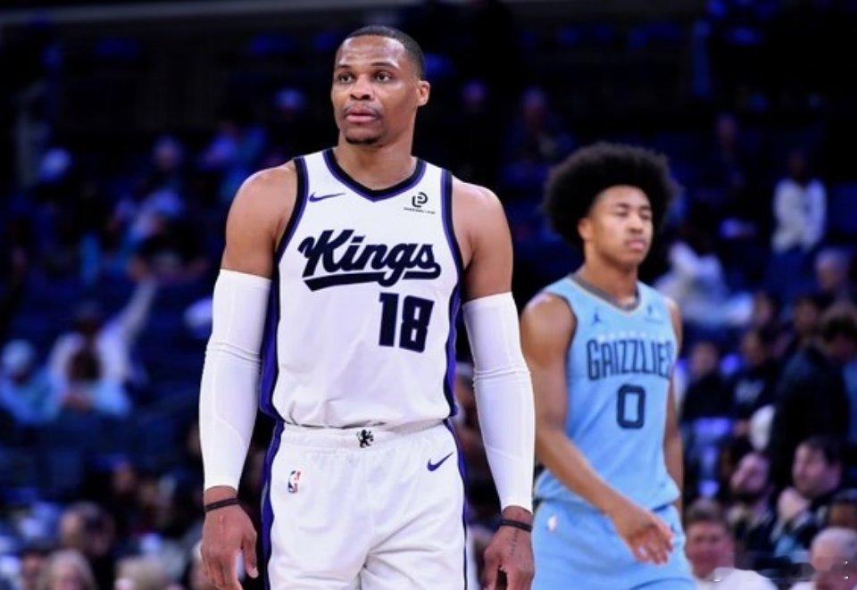 NBA常规赛国王客场对阵灰熊，双方均是缺少多位球员残阵出战。国王凭借团队攻势逐步