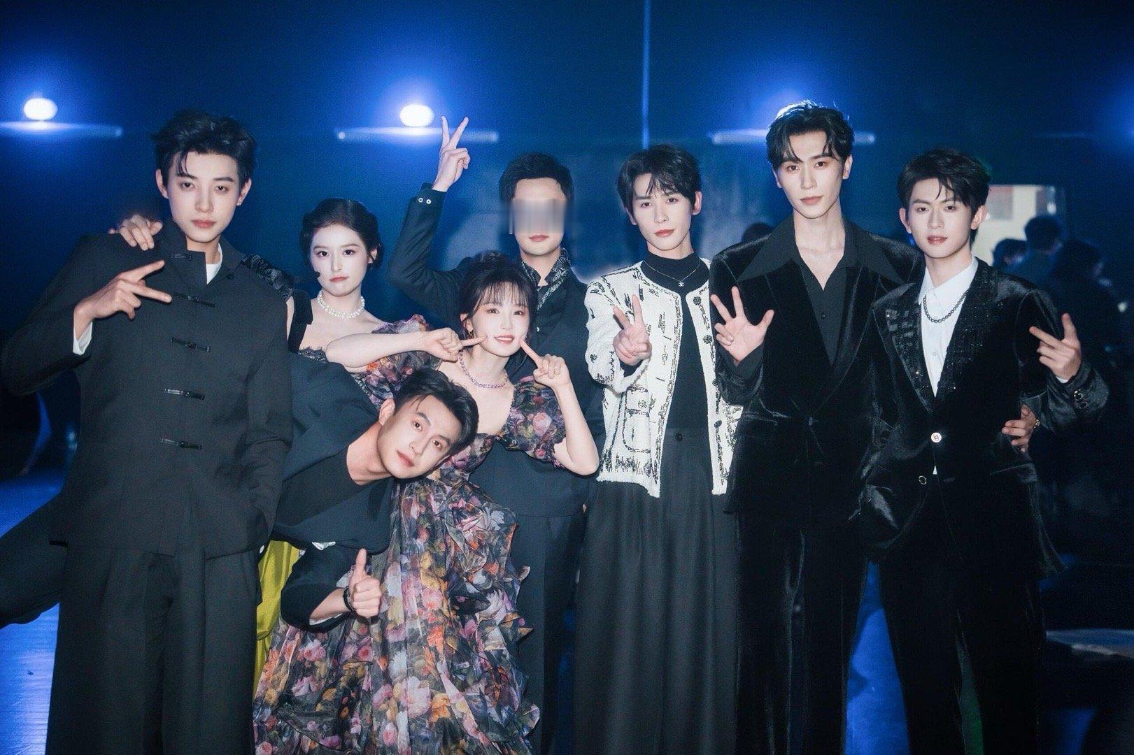 添祥在沉思旁边如此娇小 