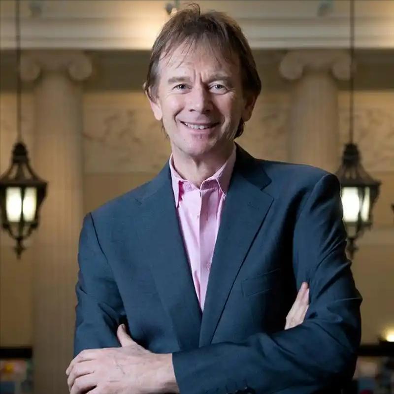 笑死，一个英国老头一句话把美国干沉默了。英国历史学家迈克尔·伍德把美国与中国放进