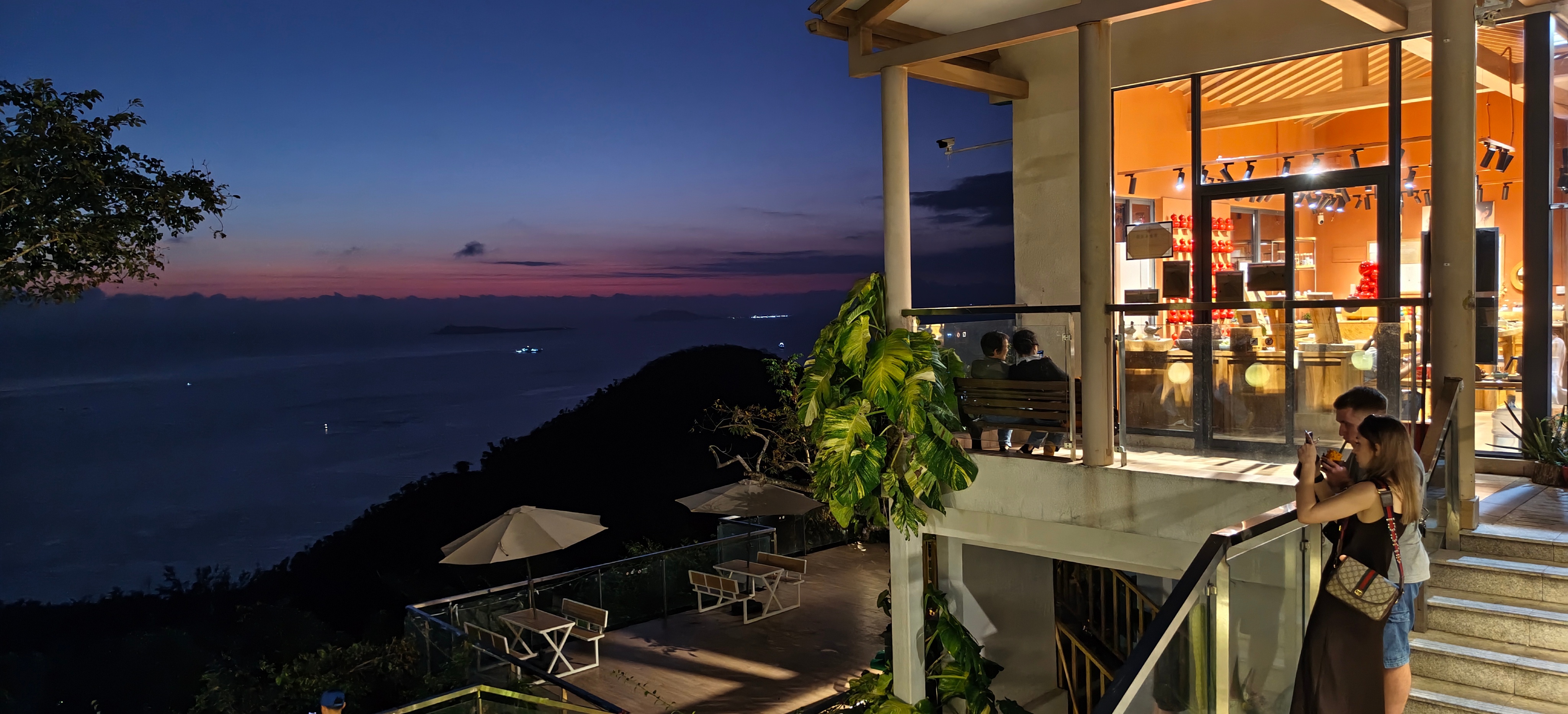 今晚去爬了三亚的鹿回头，好长时间没去夜爬过了。鹿回头拍三亚真的是一个特别好的位置