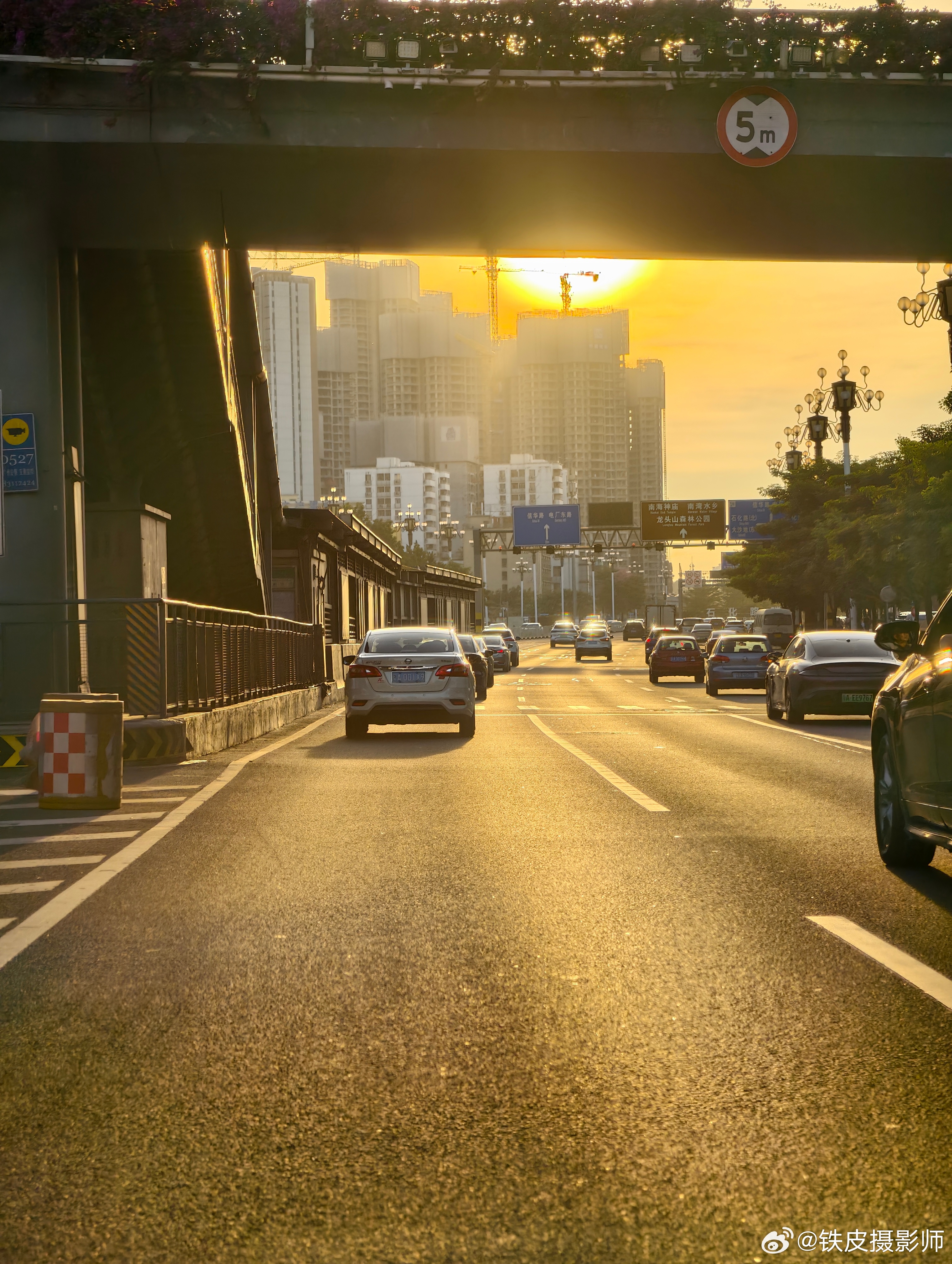 最近几天是第一次体会单双号限行。今天是双号，我的车是单号，就一大早赶出来争取在限