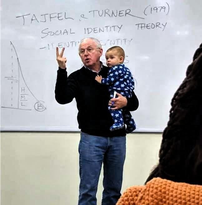 一名女学生因为没人可以托付孩子，只能带着婴儿去上课。
 
课堂期间，年幼的宝宝难