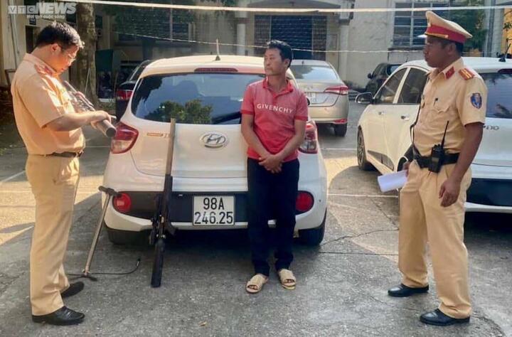 越南北江警方在查酒驾时，发现一个酒驾男子，交通警察在汽车上发现2个PCP压缩枪，