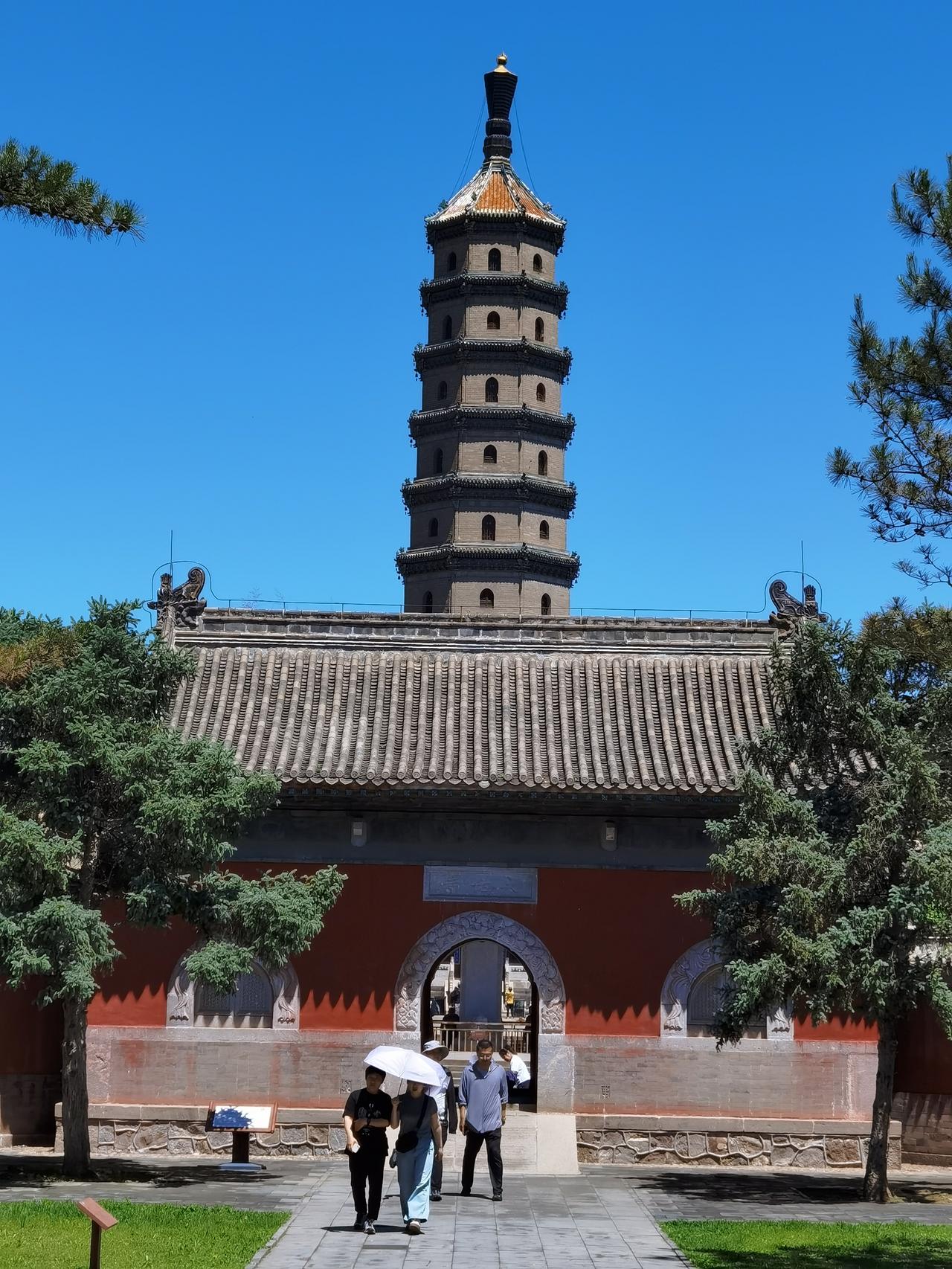 承德市区最古老的一座塔——永佑寺塔。

乾隆当年南巡，在欣赏杭州六和塔、南京报恩