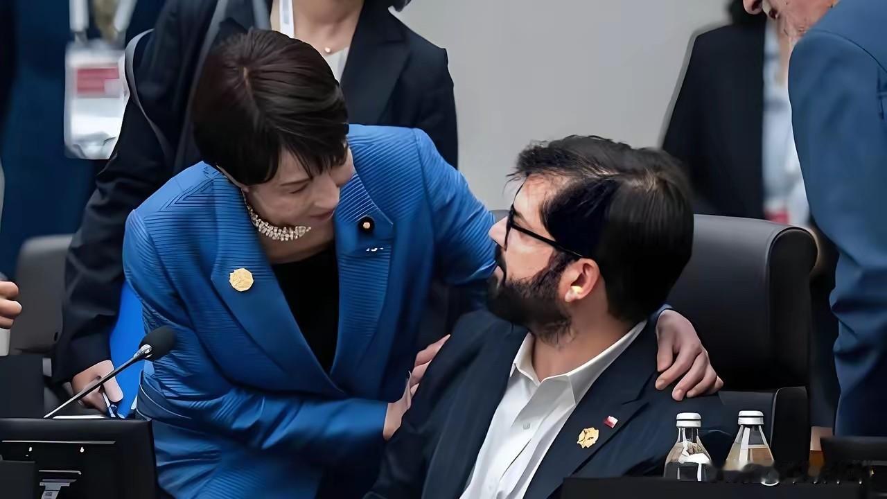 原来是习惯使然，本来以为高市早苗手挽着特朗普胳膊是为了“感情”，在峰会上看这一幕