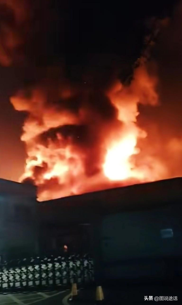 有网友发布视频称，29日晚10点左右，位于重庆璧山区的一家蚊香厂发生火灾。从网传