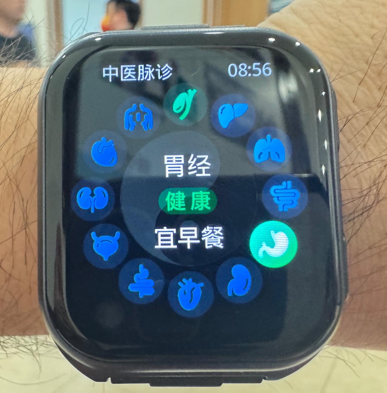 拽着老公的胳膊，拍了一下他的手表，还算比较配合。不做广告，不吹不擂，这款手表真不