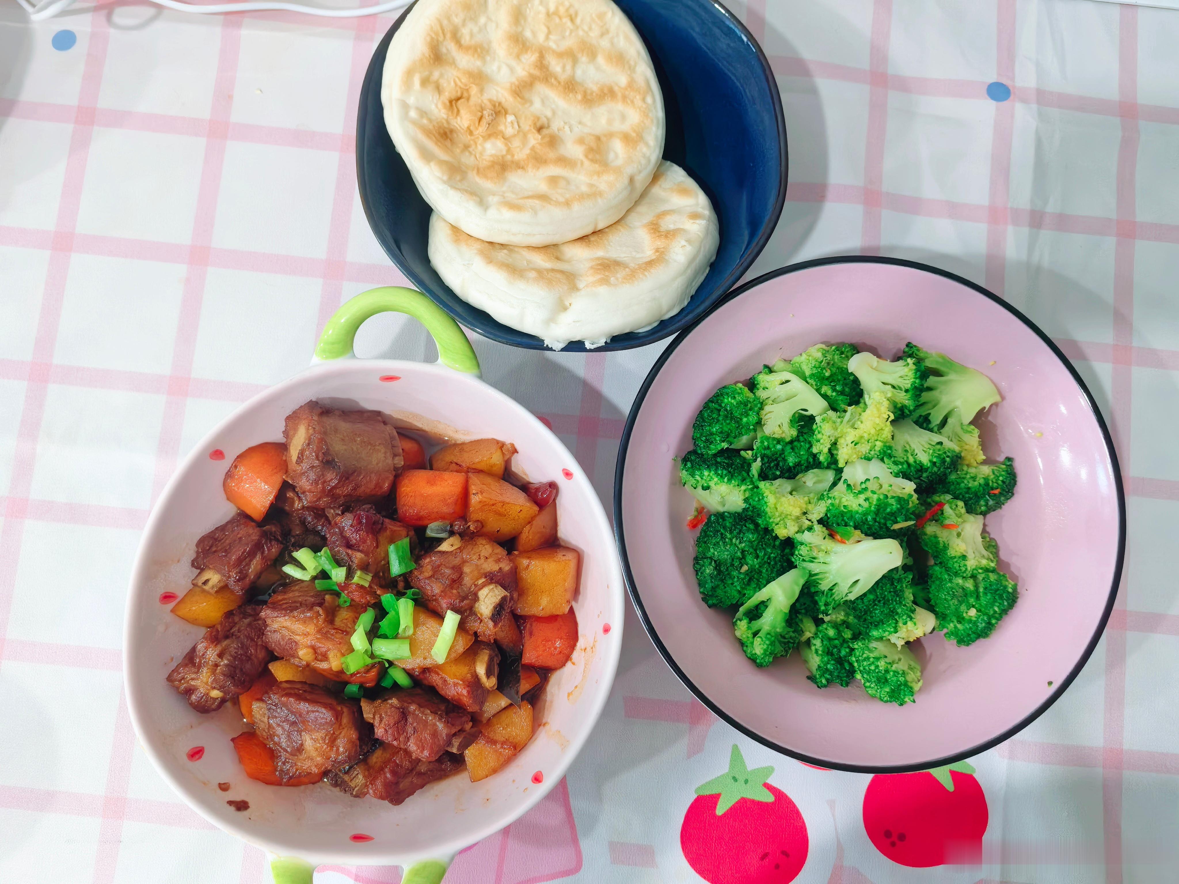 今日午餐 当我把炖排骨和素炒西兰花端上桌，才发现一个巨大的失误——米饭忘了蒸！只