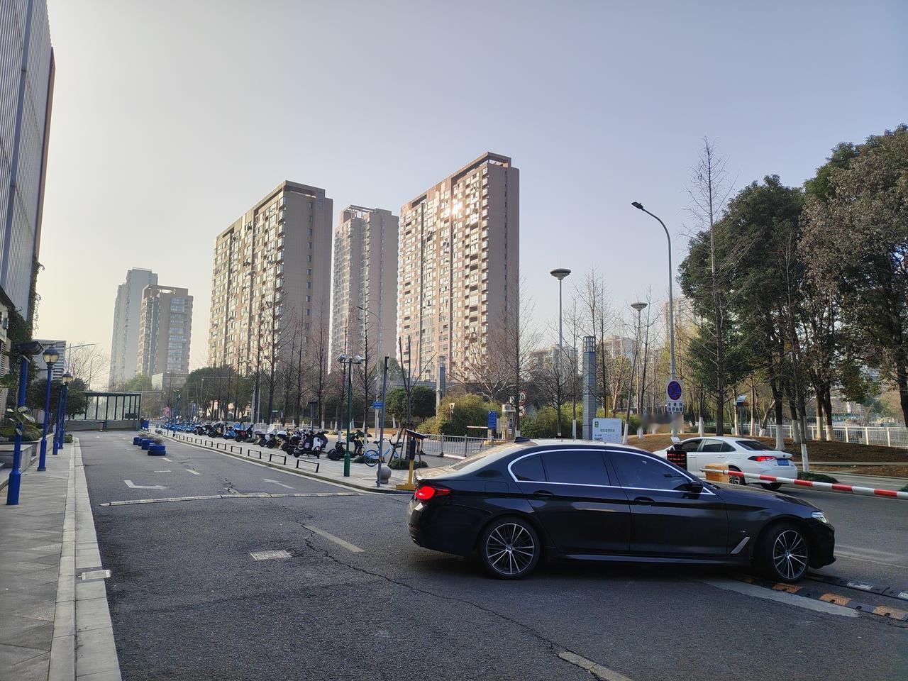 刚刚看到一篇文章，说的是一位在北京打拼的女外卖员。她15岁就离开家乡，出门打工。