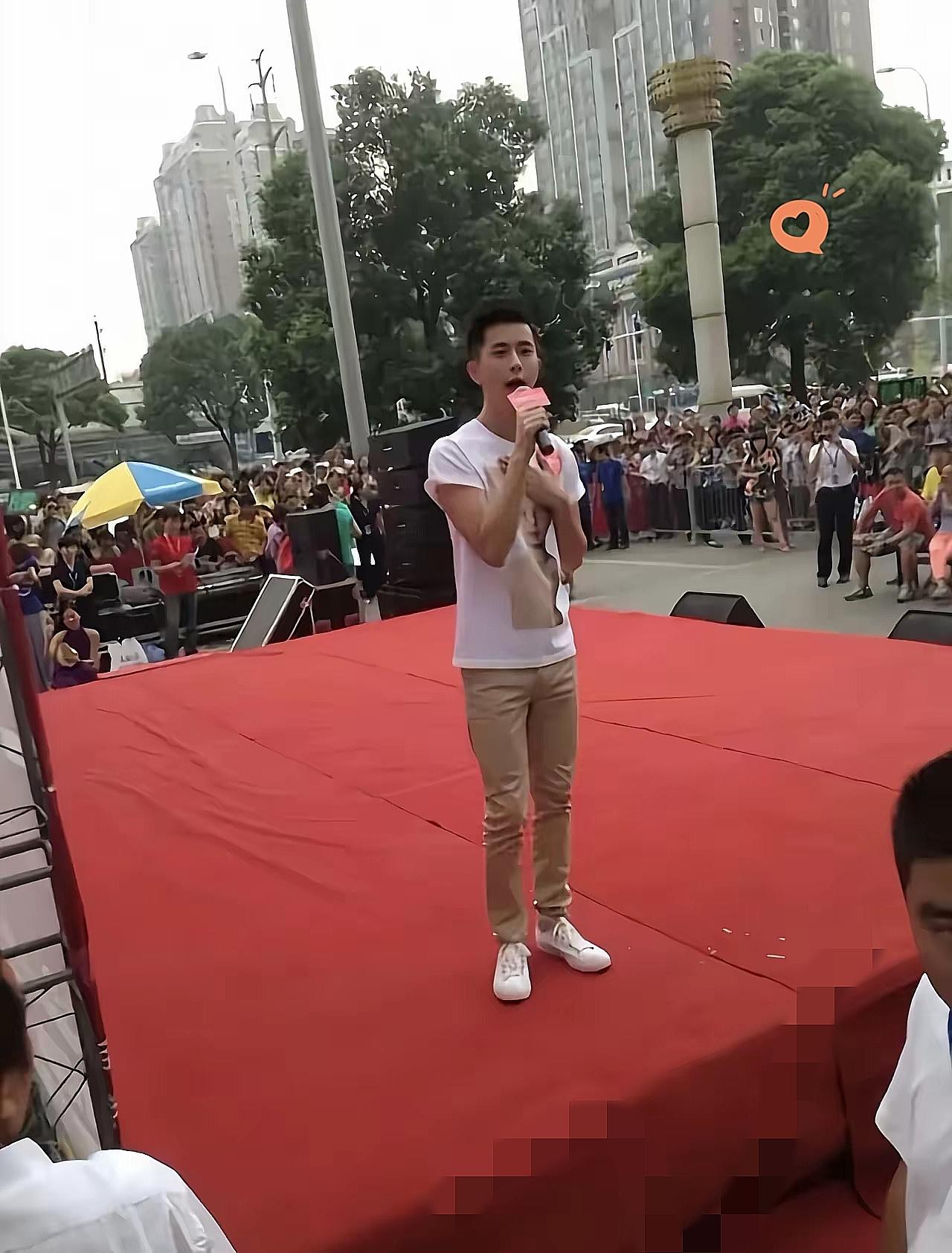 内娱真该多些这样的清流！没戏拍时挤地铁、住廉价出租屋，和普通打工人一样为生计奔波