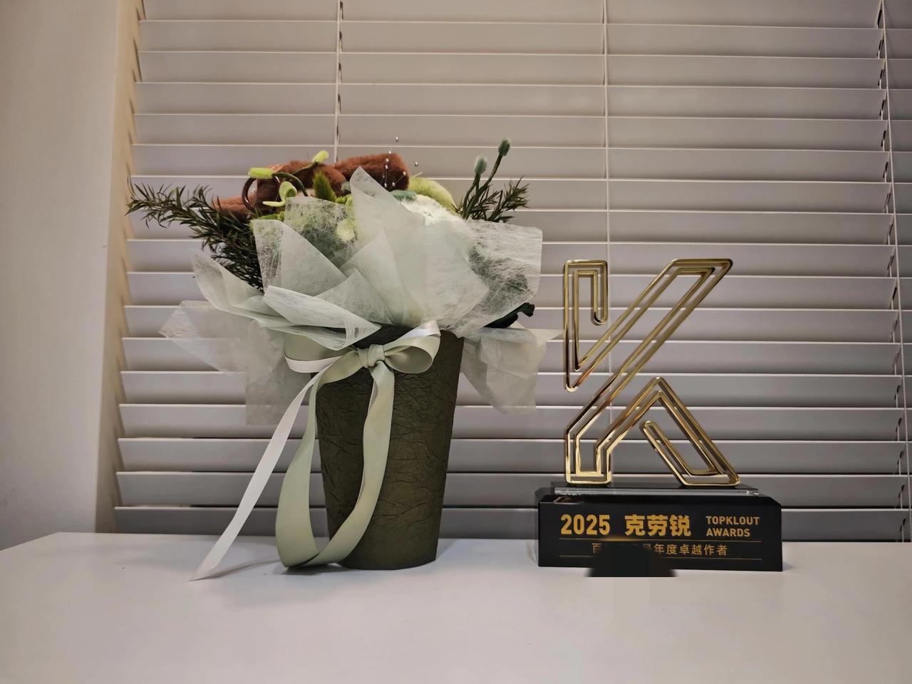 今天参加了克劳锐新媒体大会，非常感慨。
那些得奖的网红博主，我基本一个不认识，台