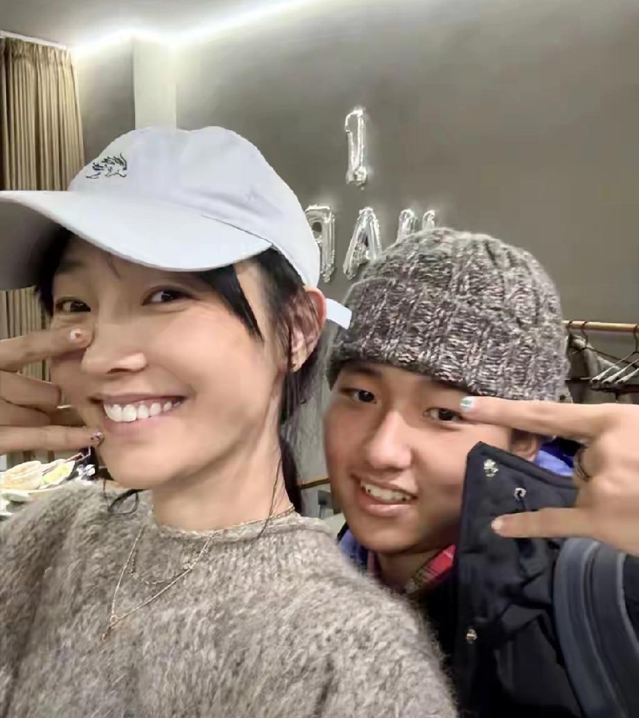 白百何的两难：大儿子成年、小儿子年幼，一碗水端平太难
 
    白百何两段婚姻