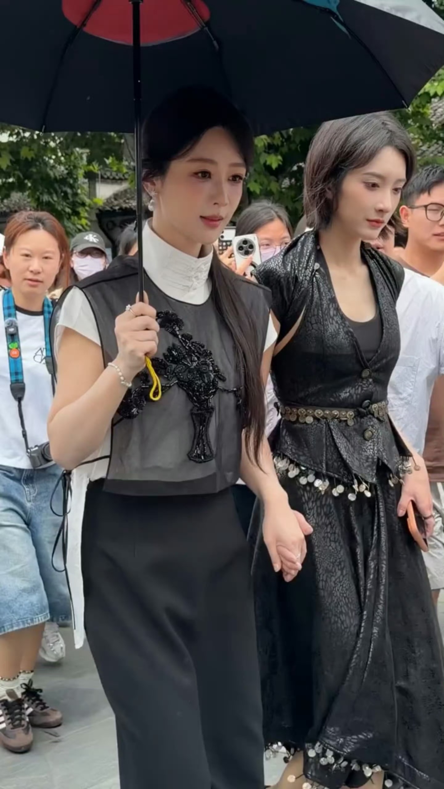 杨紫这衣服不好看、发型还不错。如果换温婉的会更搭，不过也可能是想往家业里的“墨”