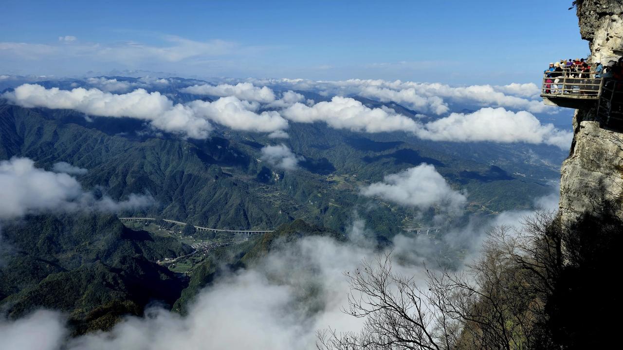 正值晚秋，以降霜雪。以奇石、云海、彩
林、雾松四绝著称的汉中龙头山，雾填万壑云淹