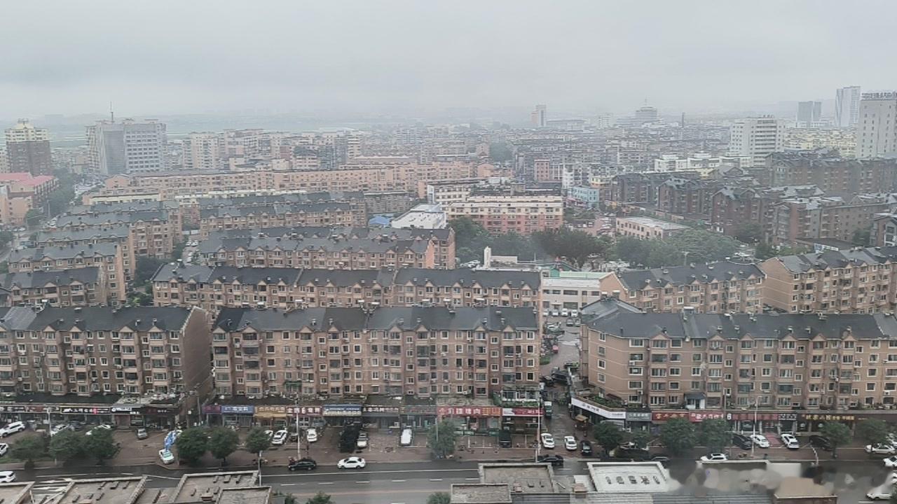 窗外这抹灰蒙蒙的温柔，竟也藏着城市独有的诗意～🌧️  楼群层层叠叠像积木搭成的