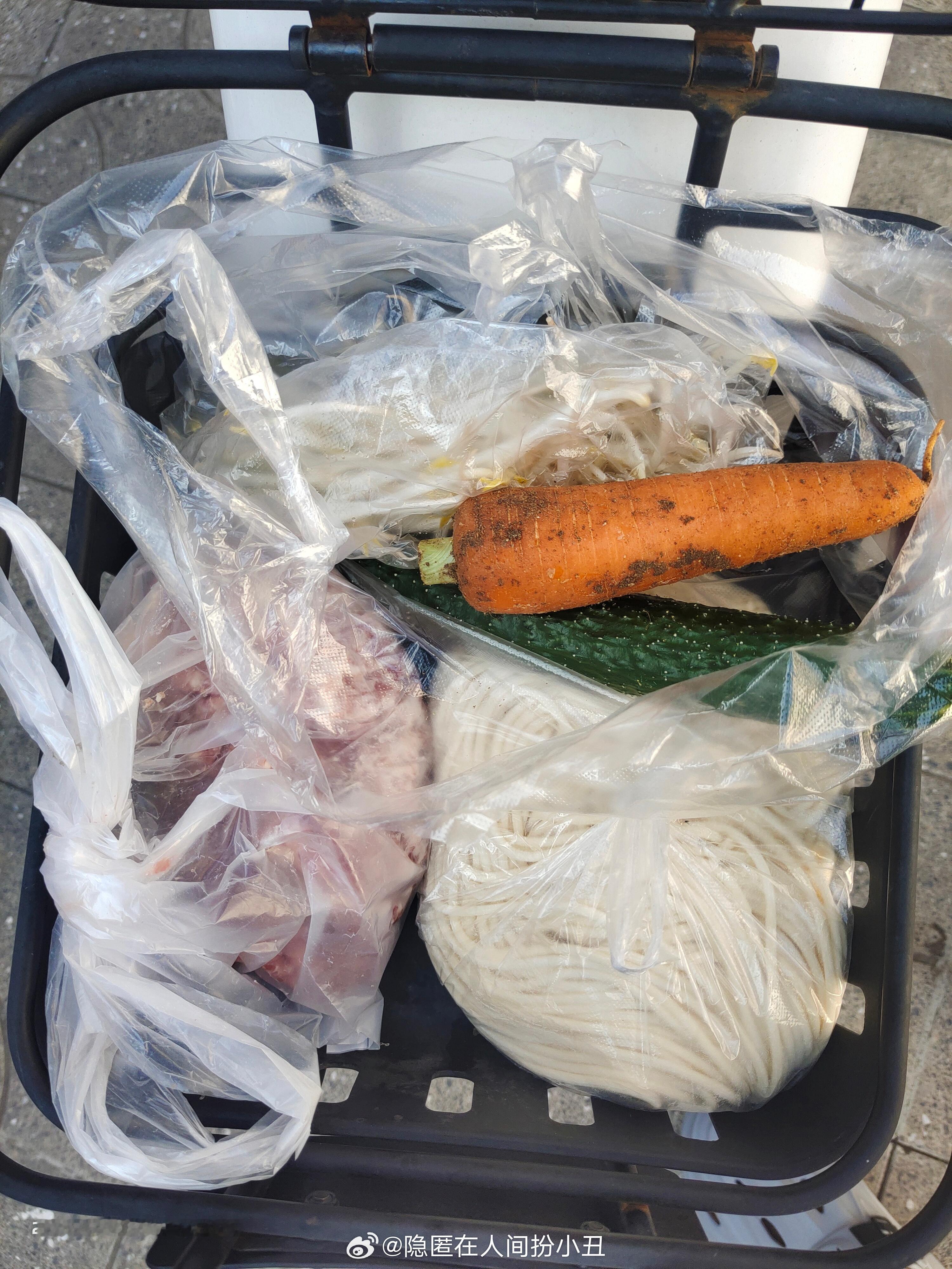 刚从早市回来，满满当当。面条，肉馅儿，豆芽，黄瓜，胡萝卜，齐活儿，中午炸酱面安排